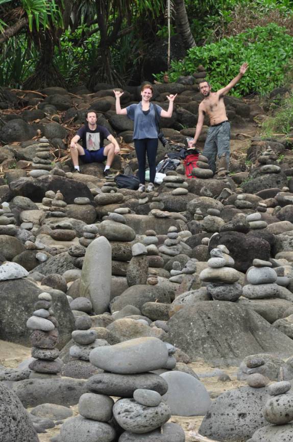 Hora do lanche e do descanso, depois de 2 milhas de trilhas, na Hanakap'ai, a única praia no caminho para o Kalalao, na Na'Pali Coast, em Kauai, no Havaí